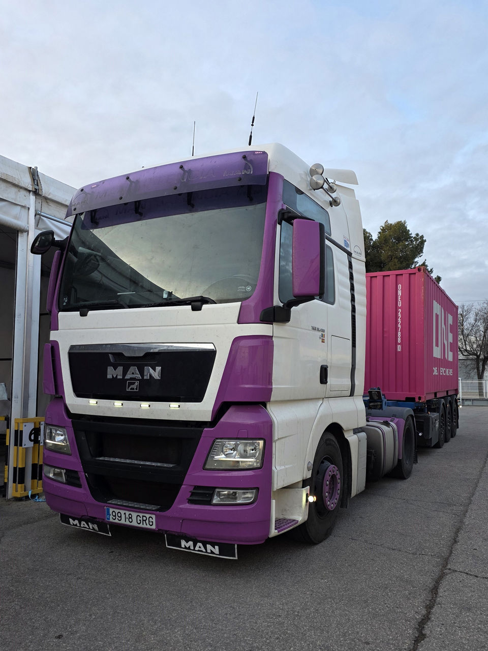 MAN weiß-pinker Truck